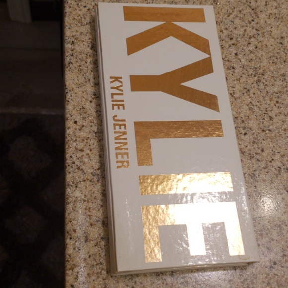 Kylie large pressed powder palette - Picture 3 of 5